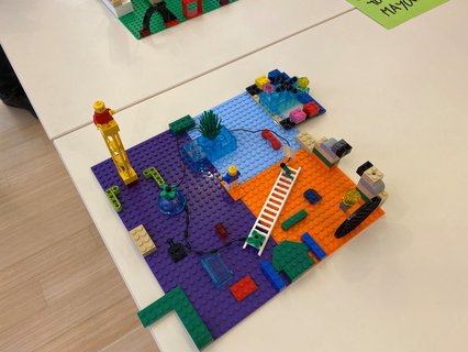 Ideas Lab on at #EuroPCom used Lego to
explore to use communication to help integration. A common theme: the value of
creating spaces for meetings between refugees/ migrants and locals to share stories
and understand each other's aspirations.